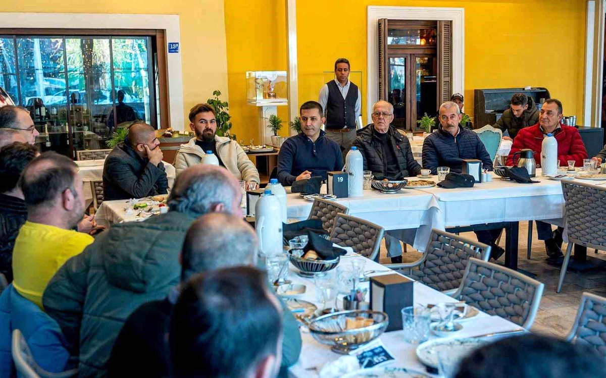 Kuşadası Belediye Başkanı Ömer Günel, şoför esnafıyla bir araya geldi