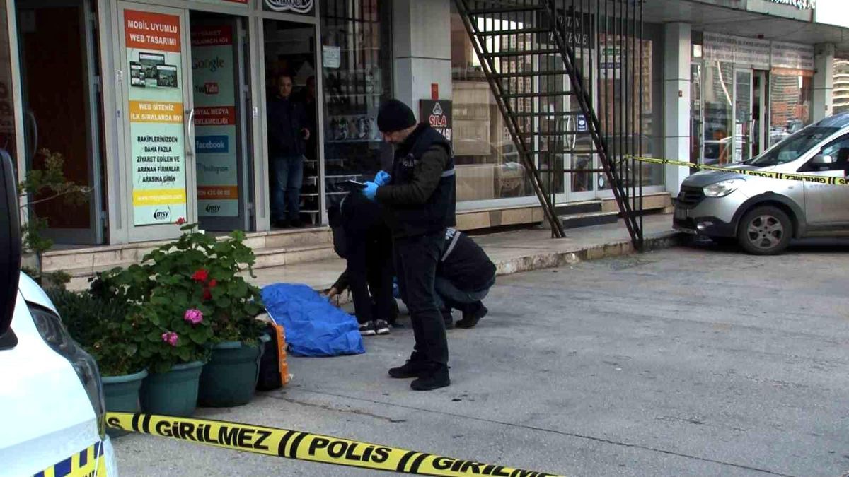 Beylikdüzü\'de 54 yaşındaki kadın iş merkezinin çatısından atlayarak intihar etti