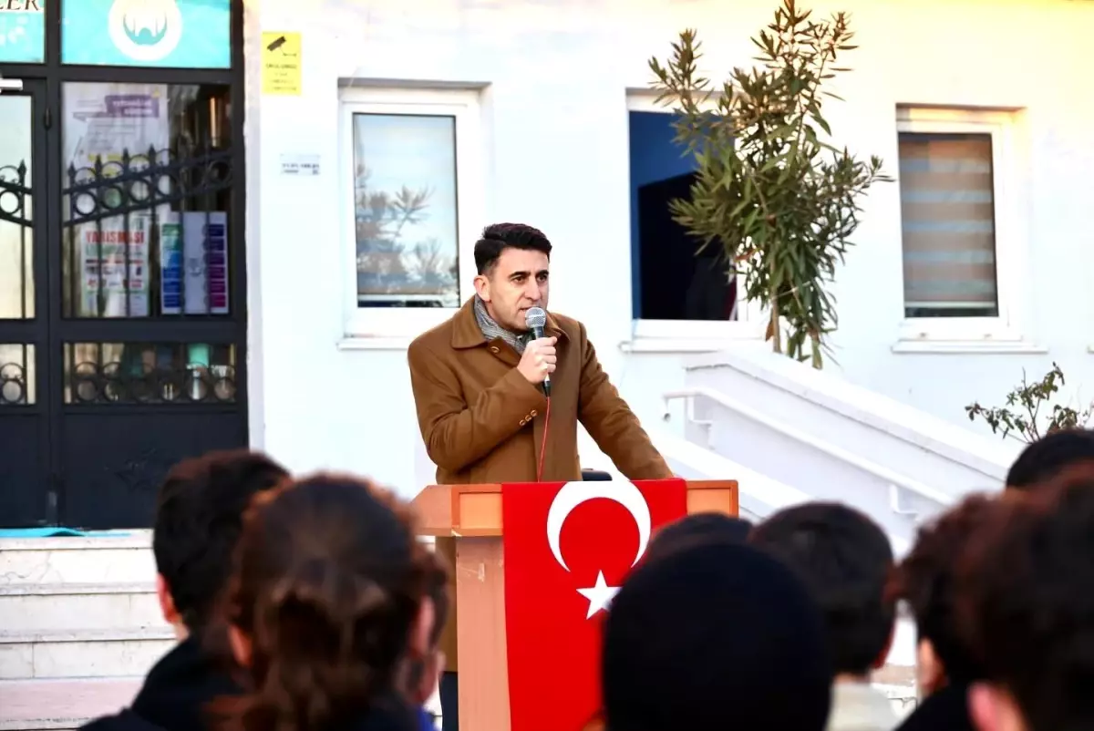 Bilecik'te Öğrenciler Şehitler İçin Saygı Duruşunda Bulundu