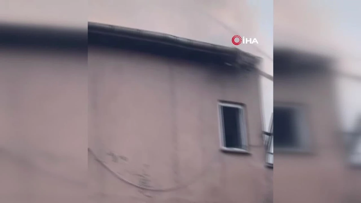 Kocaeli\'de 3 katlı binanın çatı katı alev alev yandı