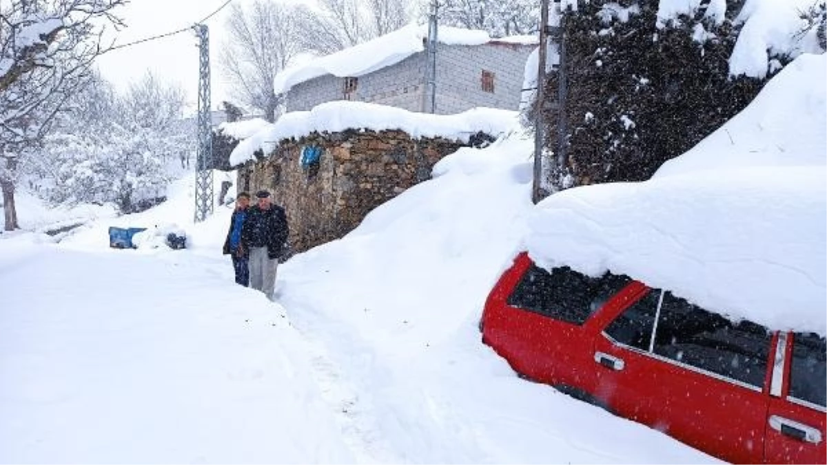 Bitlis\'te Kar Yağışı Nedeniyle Kapanan Köy Yollarının Çoğu Açıldı