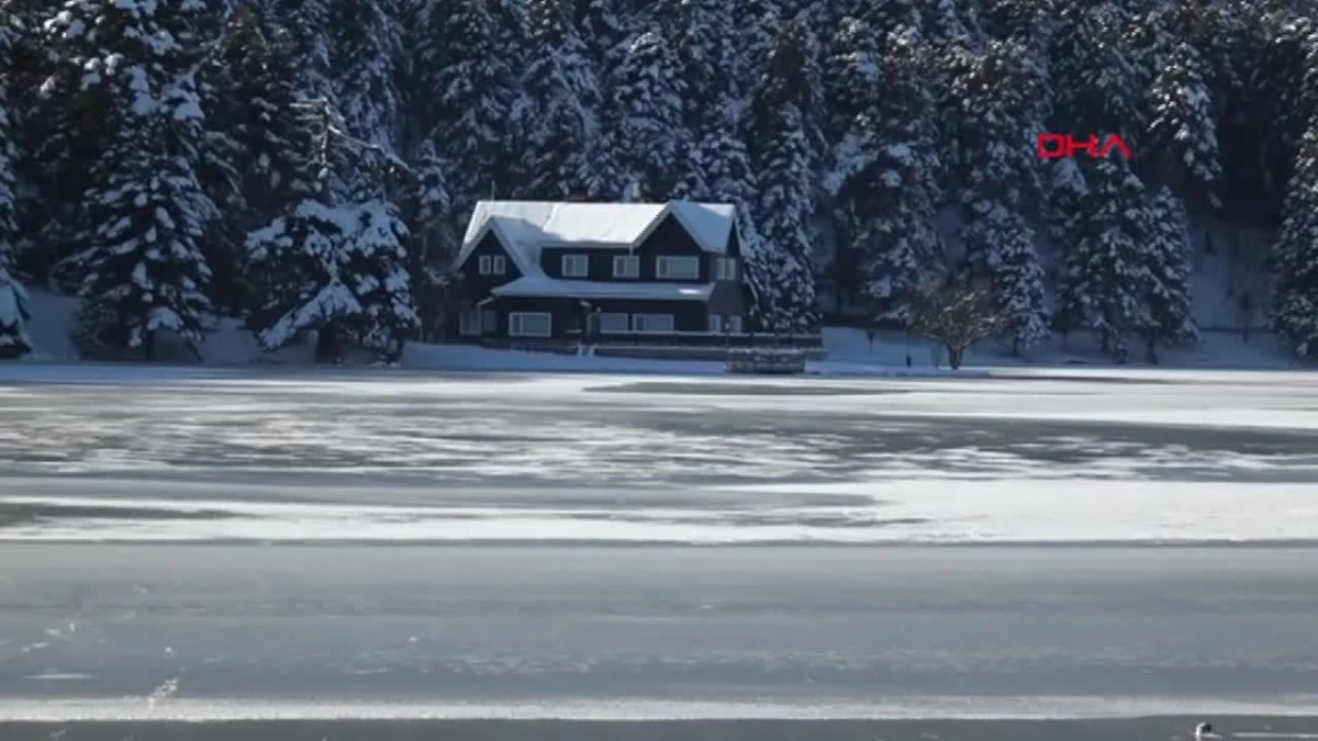 BOLU Gölcük Tabiat Parkı\'ndaki Göl Buz Tutarak Harika Manzaralar Oluşturdu