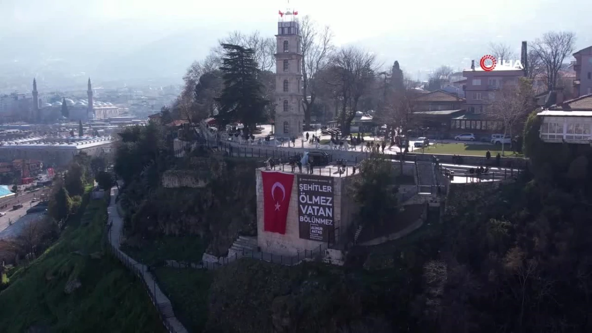 Bursa\'da şehitler için Türk bayrağı ve pankart asıldı