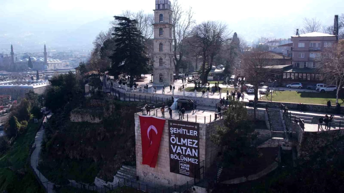 Bursa\'da 2700 yıllık Tophane surlarına dev pankart asıldı