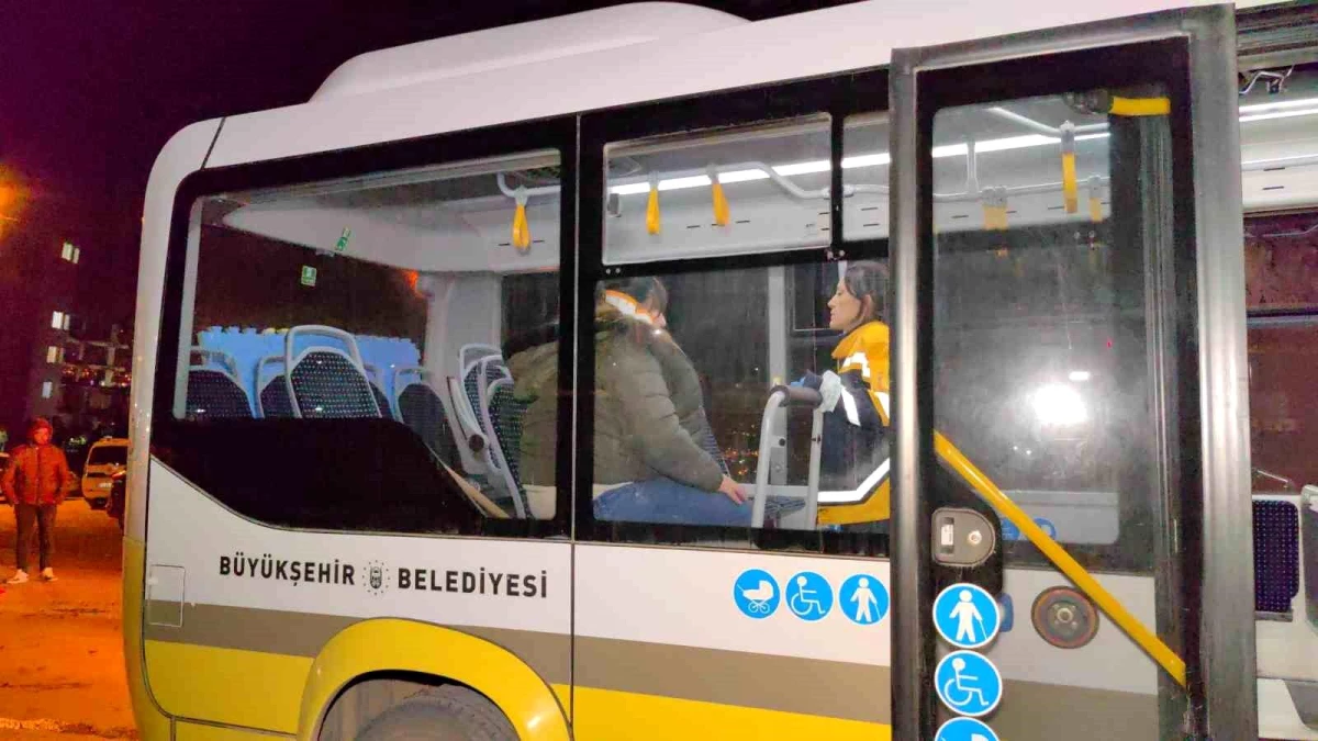 Bursa'da kafa kafaya çarpışan otobüs ve otomobilde 9 kişi yaralandı
