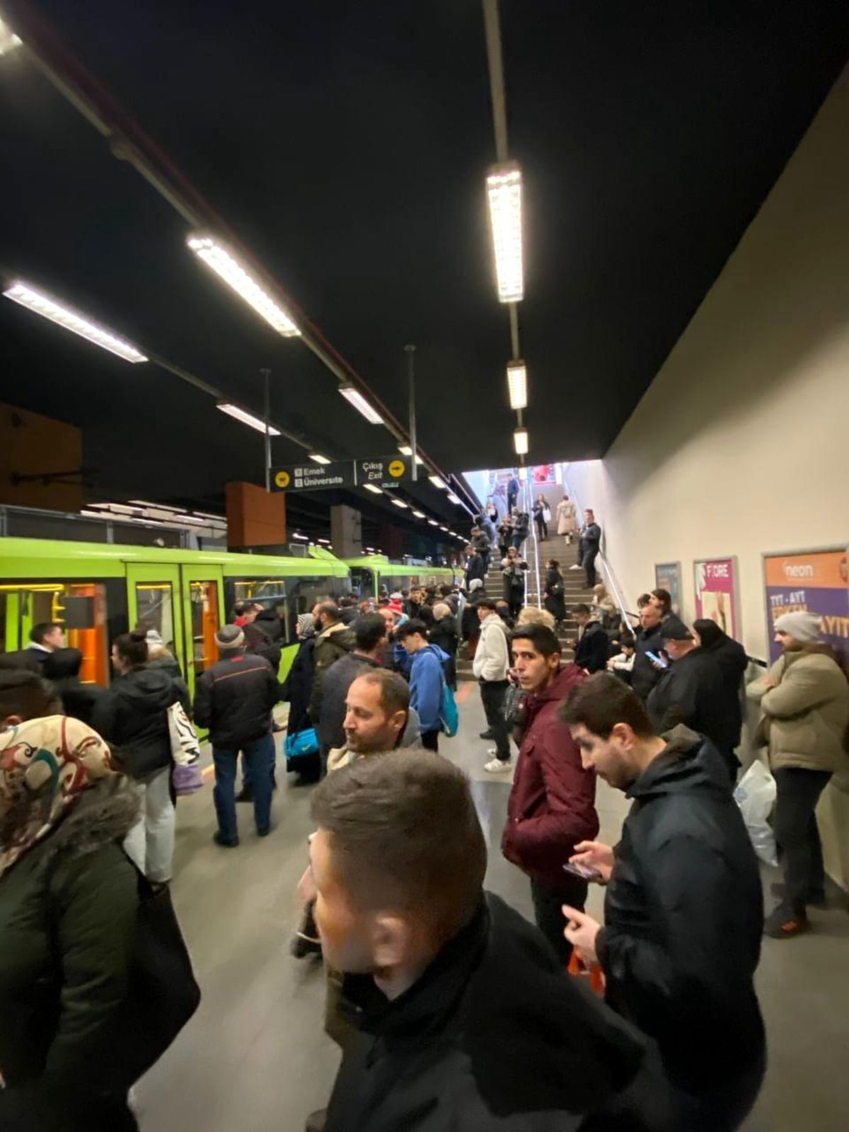 Bursa\'da rüzgarda uçan poşet metronun seferlerini yarım saat durdurdu