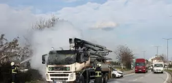 Çanakkale'nin Biga ilçesinde seyir halindeki beton mikseri alev aldı