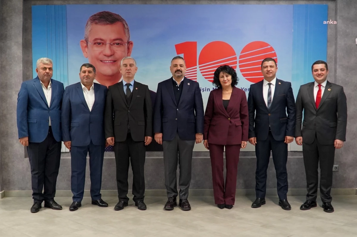 CHP İzmir İl Başkanı Şenol Aslanoğlu, ilçe belediye başkan adaylarıyla toplantı yaptı