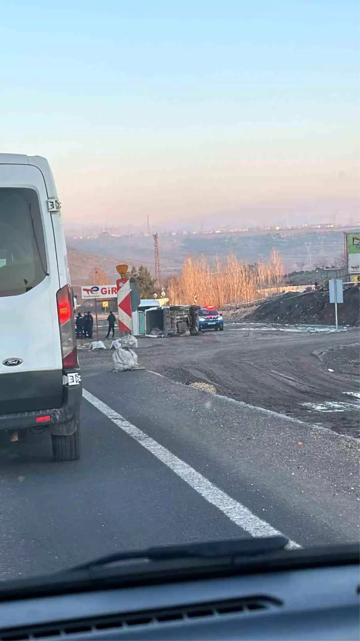Diyarbakır-Ergani yolu, Devegeçidi Köprüsü mevkisinde 6 ayrı kazada 4 kişi yaralandı