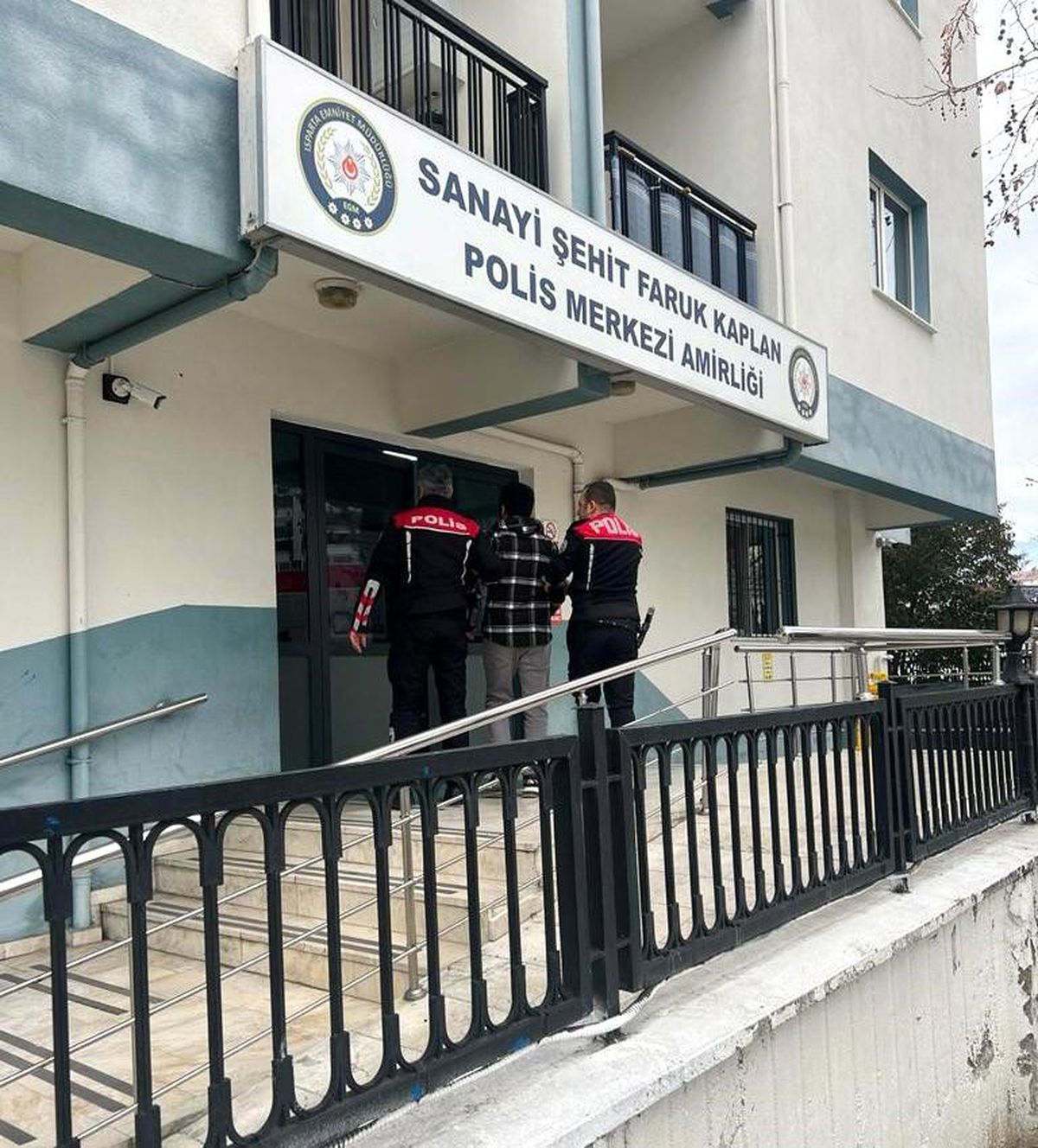 Isparta\'da dolandırıcılık suçlarından aranan firari şahıs yakalandı