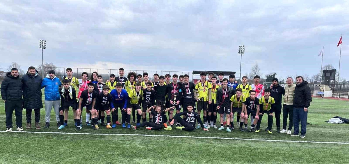 Düzce Spor Lisesi Okul Sporları Gençler Futbol Müsabakalarında Şampiyon Oldu