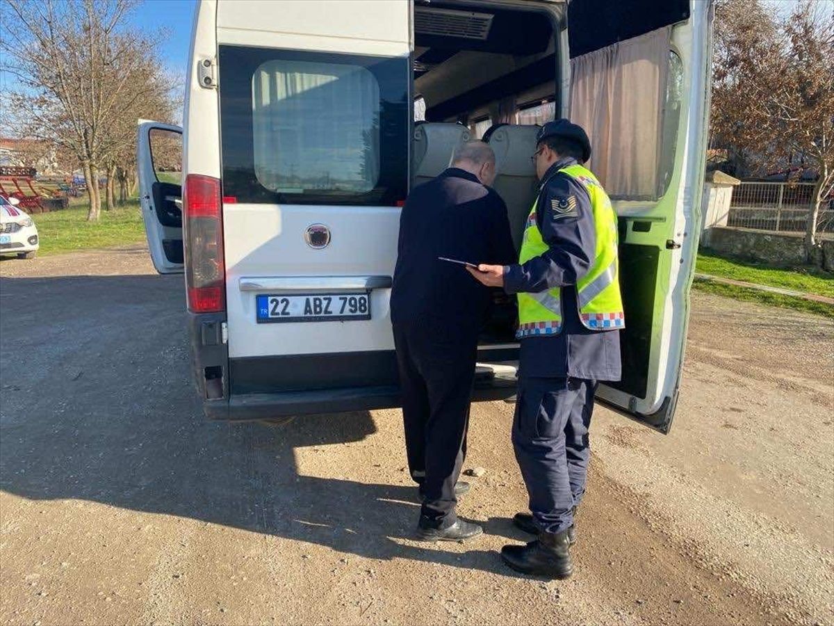 Edirne\'de jandarma ekipleri okul servislerini denetledi