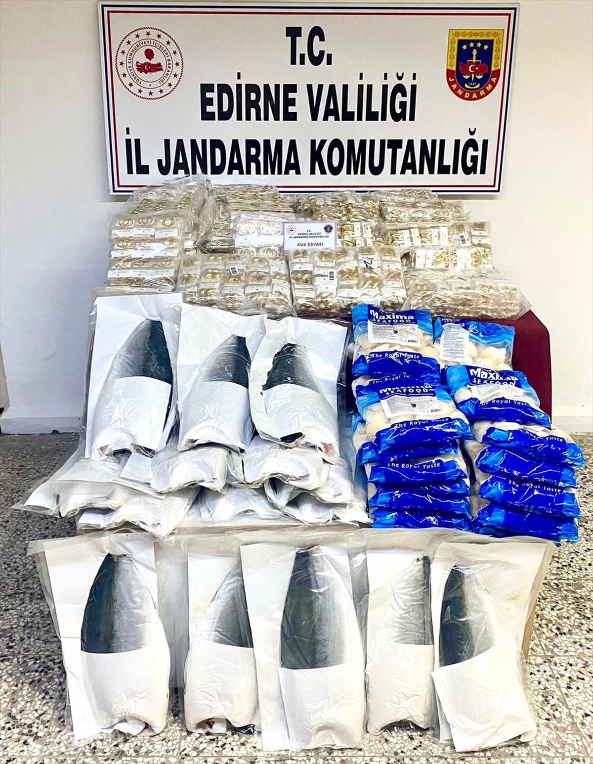 Edirne\'de Jandarma Operasyonu: 43 Dondurulmuş Deniz Ürünü ve 2 Bin 730 Süs Eşyası Ele Geçirildi
