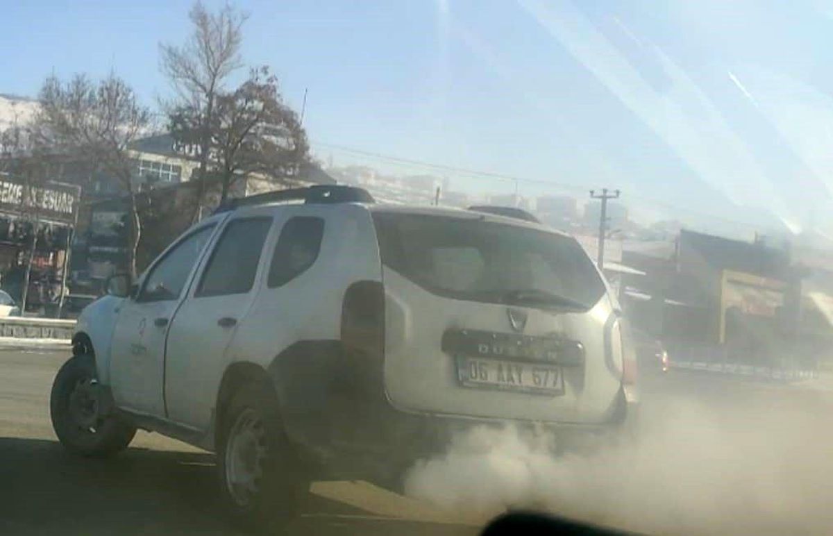 Erzurum\'da egzozu arızalı otomobil trafikte sürücülere zor anlar yaşattı