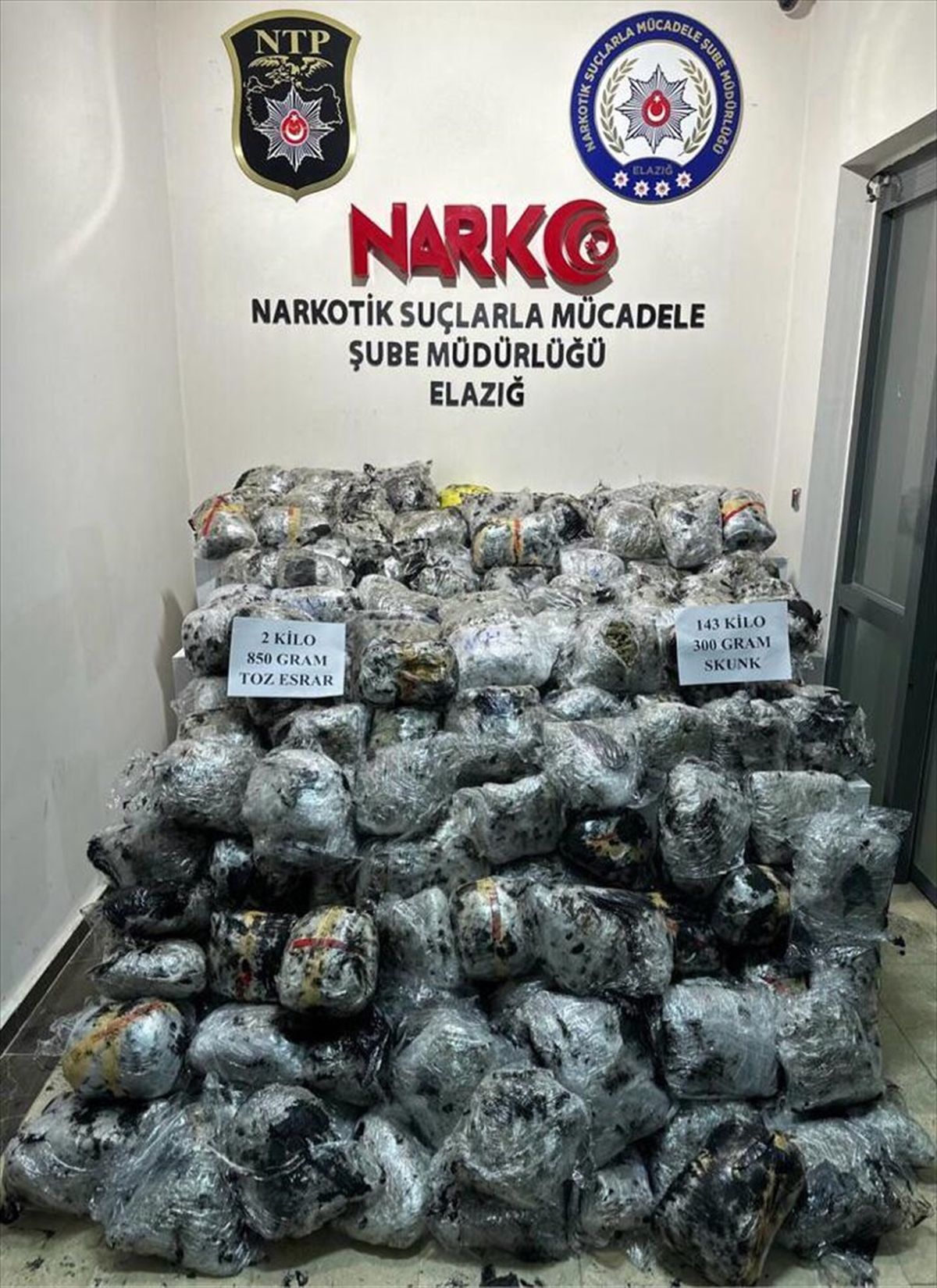 Elazığ\'da 143 kilogram skunk ve 2 kilo 850 gram esrar ele geçirildi, 3 şüpheli gözaltına alındı