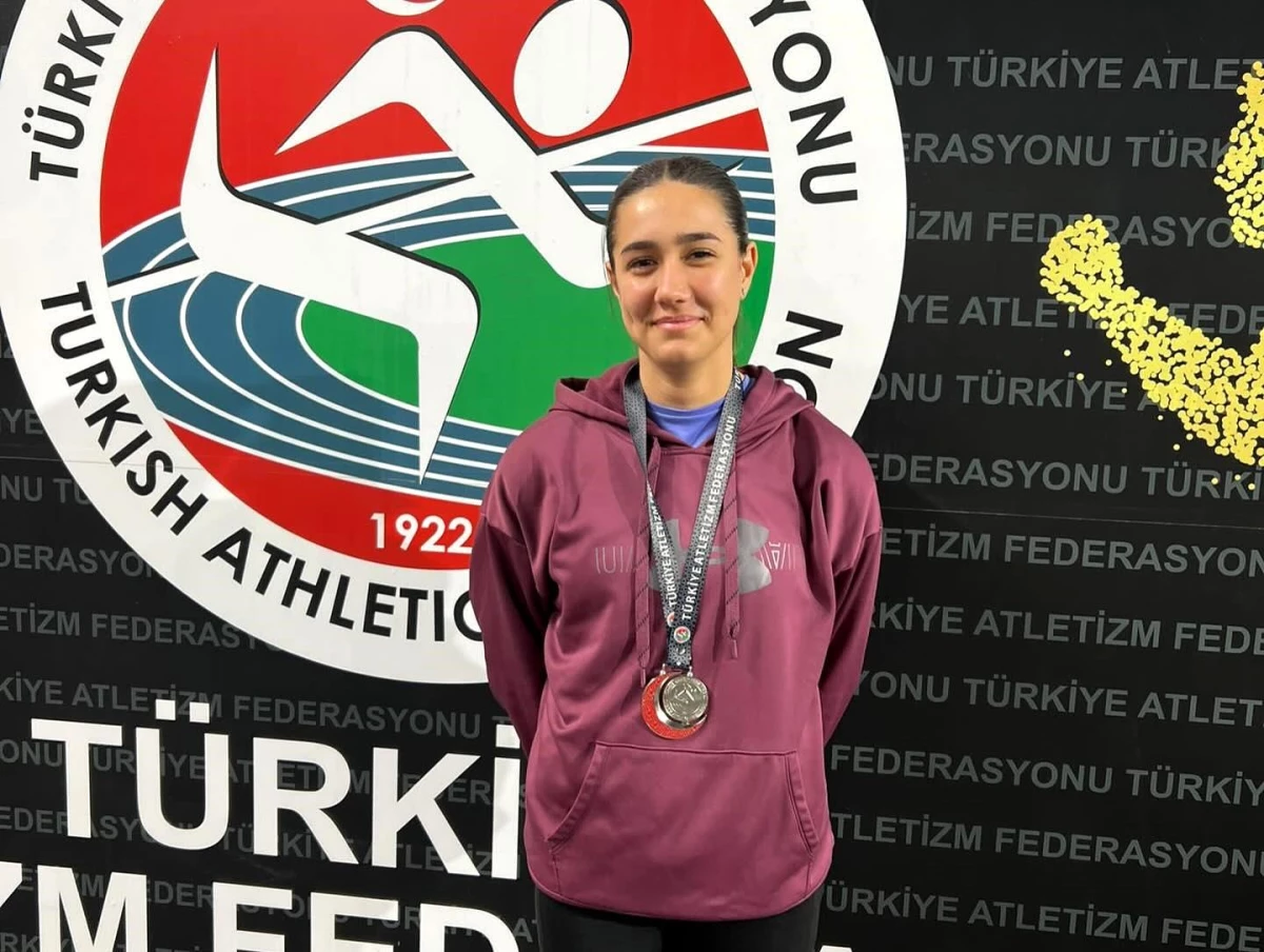İstanbul\'da düzenlenen Gençler Türkiye Salon Şampiyonası\'nda iki Eskişehirli sporcu derece elde etti