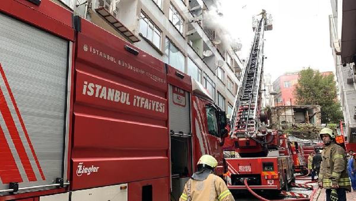 FATİH\'te çanta deposunda çıkan yangın itfaiye tarafından söndürüldü