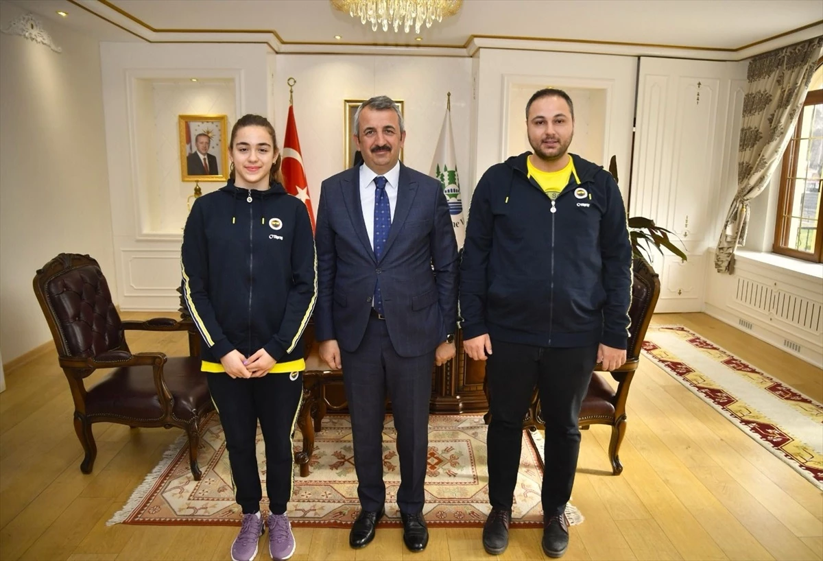 Fenerbahçe Spor Kulübü sporcusu Beyza Işık, Vali Yunus Sezer\'i ziyaret etti