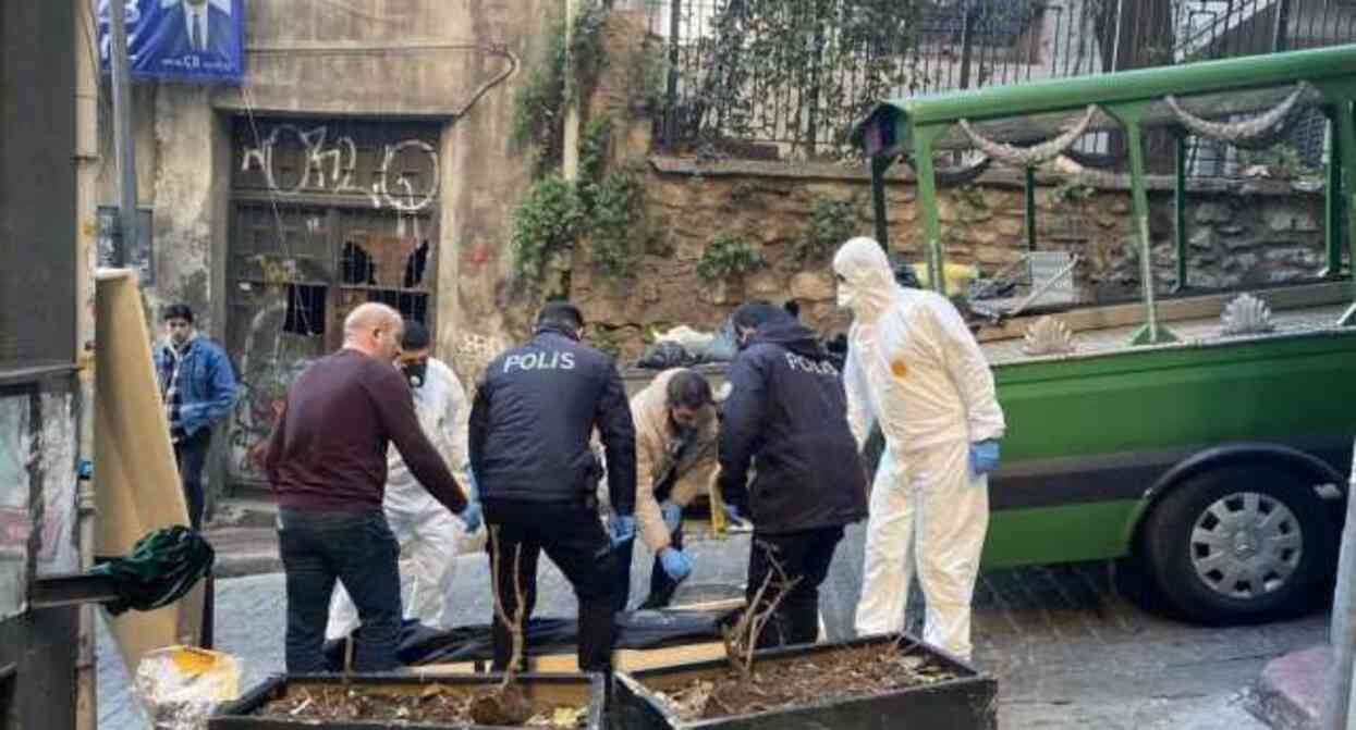 Galata'da şüpheli ölüm: Norveçli turist ölü bulundu, Yunan kadın hastanede Galata'da şüpheli ölüm: Norveçli turist ölü bulundu, Yunan kadın hastanede