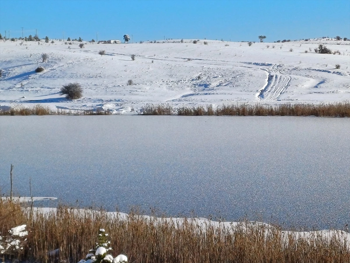 Gerede Gölü\'nün yüzeyi buzla kaplandı