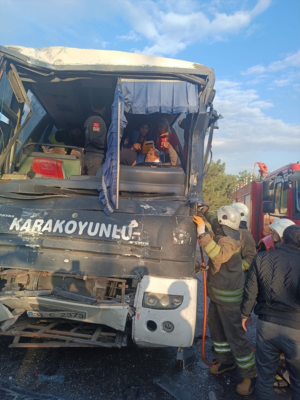 İskenderun\'da İki Servis Otobüsü Çarpıştı: 6 Yaralı