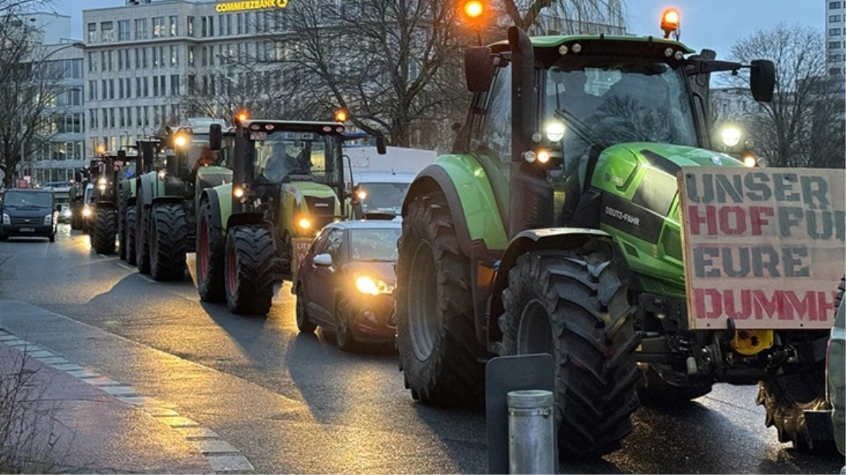 Hükümetin vergi politikası ülkeyi karıştırdı! Almanya\'nın başkenti Berlin\'de binlerce çiftçi traktörleriyle meydanları kapattı