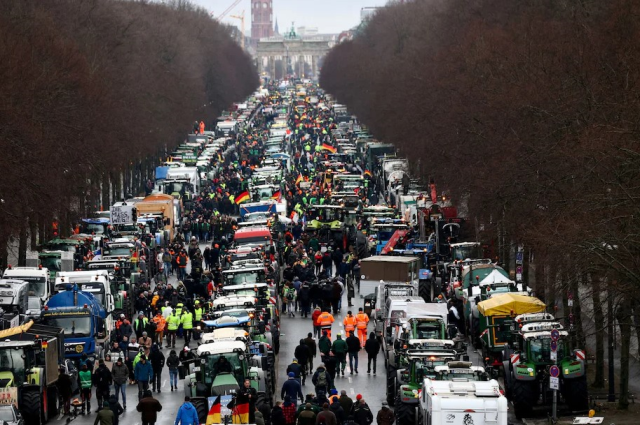 Hükümetin yakıt desteğini sona erdirme planlarını protesto eden Alman çiftler, binlerce traktörle Berlin trafiğini durma noktasına getirdi