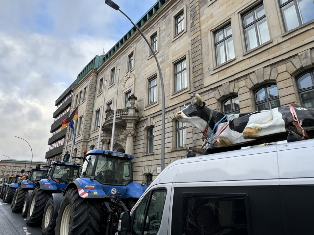 Hükümetin yakıt desteğini sona erdirme planlarını protesto eden Alman çiftler, binlerce traktörle Berlin trafiğini durma noktasına getirdi
