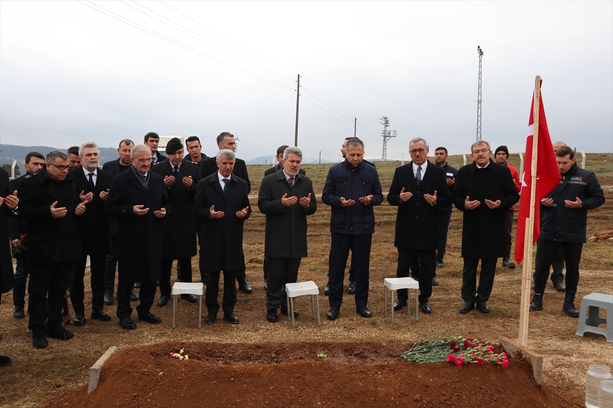İçişleri Bakanı Ali Yerlikaya, şehit Piyade Sözleşmeli Er Emrullah Gülmez\'in ailesine taziye ziyaretinde bulundu