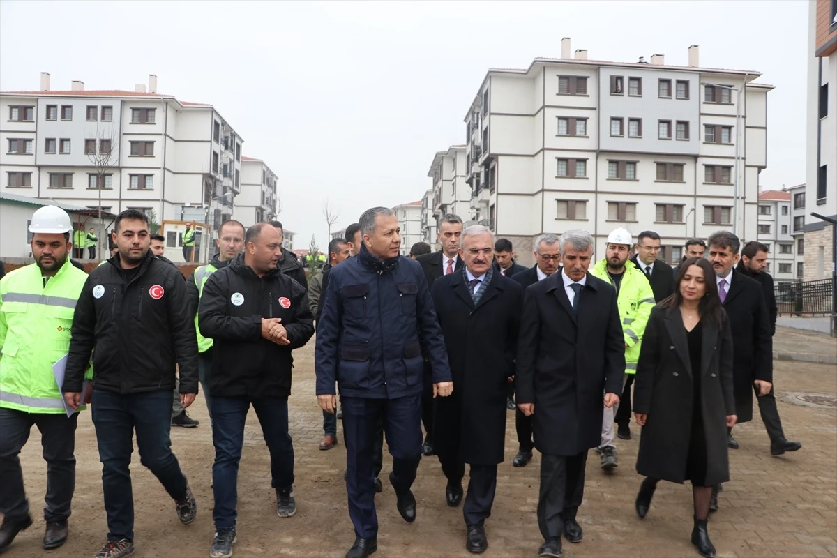 İçişleri Bakanı Yerlikaya, Kahramanmaraş\'taki deprem konutlarını inceledi