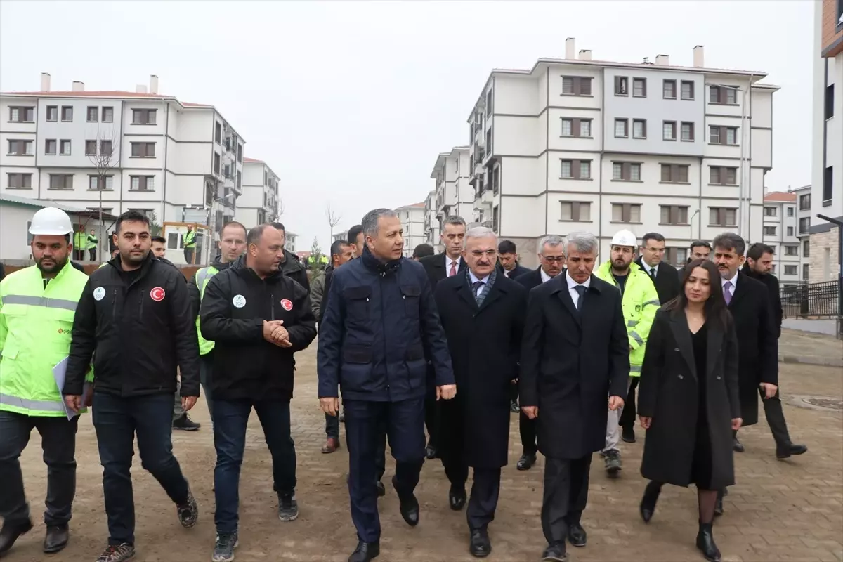 İçişleri Bakanı Yerlikaya, Kahramanmaraş\'taki deprem konutlarını inceledi