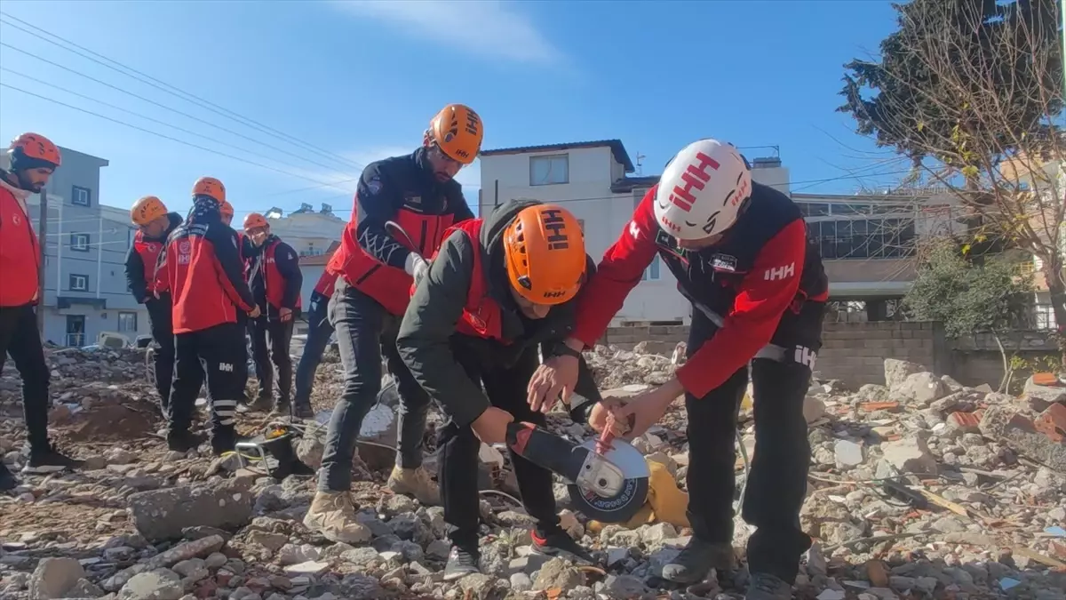 İHH, 20 gönüllüye arama kurtarma eğitimi verdi