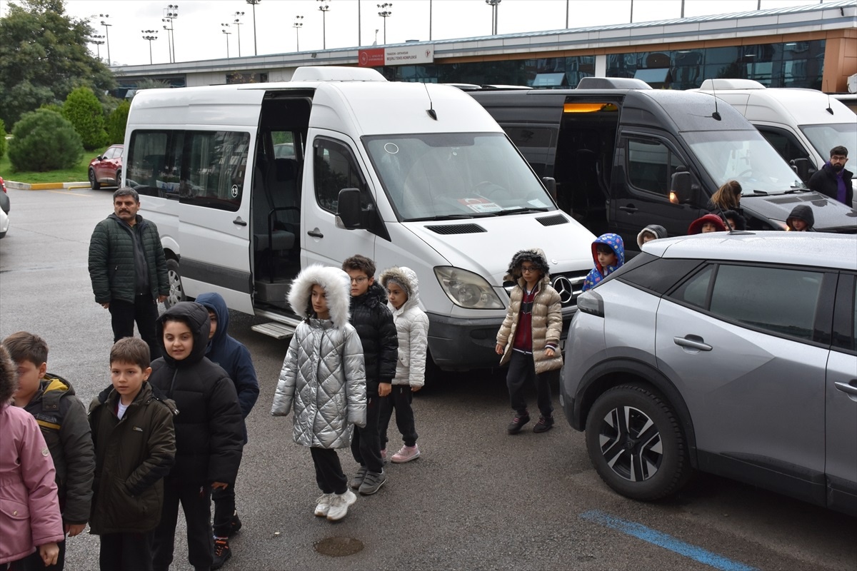 Trabzon\'da ilkokul öğrencileri spor salonlarında antrenörler eşliğinde ders yapıyor