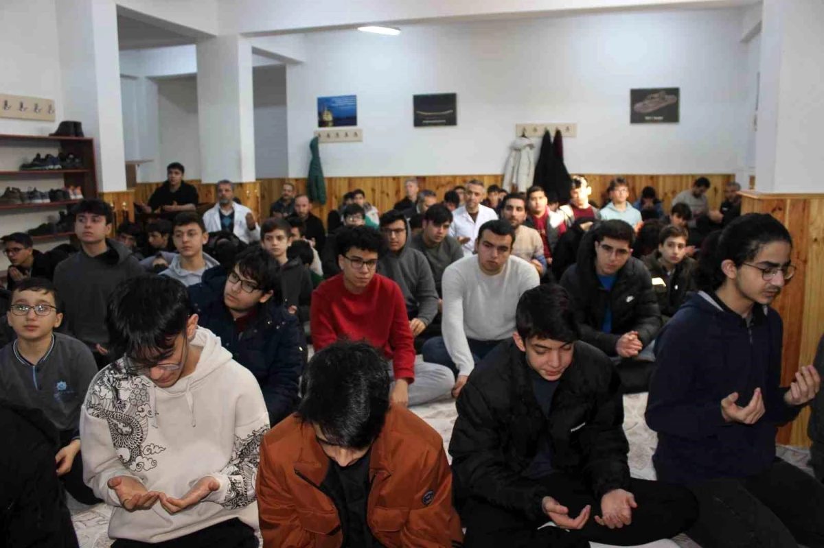 Erciyes Anadolu İmam-Hatip Lisesi öğrencileri şehitler için dua etti