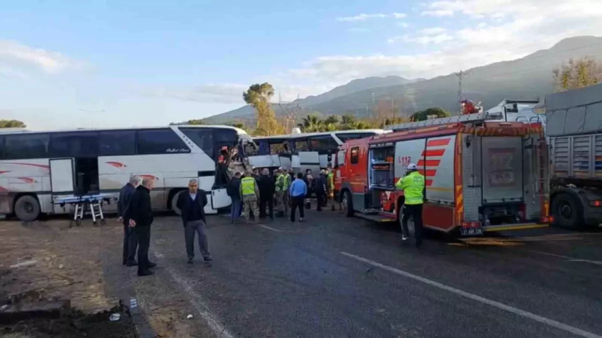 İskenderun\'da İki İşçi Servisi Çarpıştı: 6 Yaralı