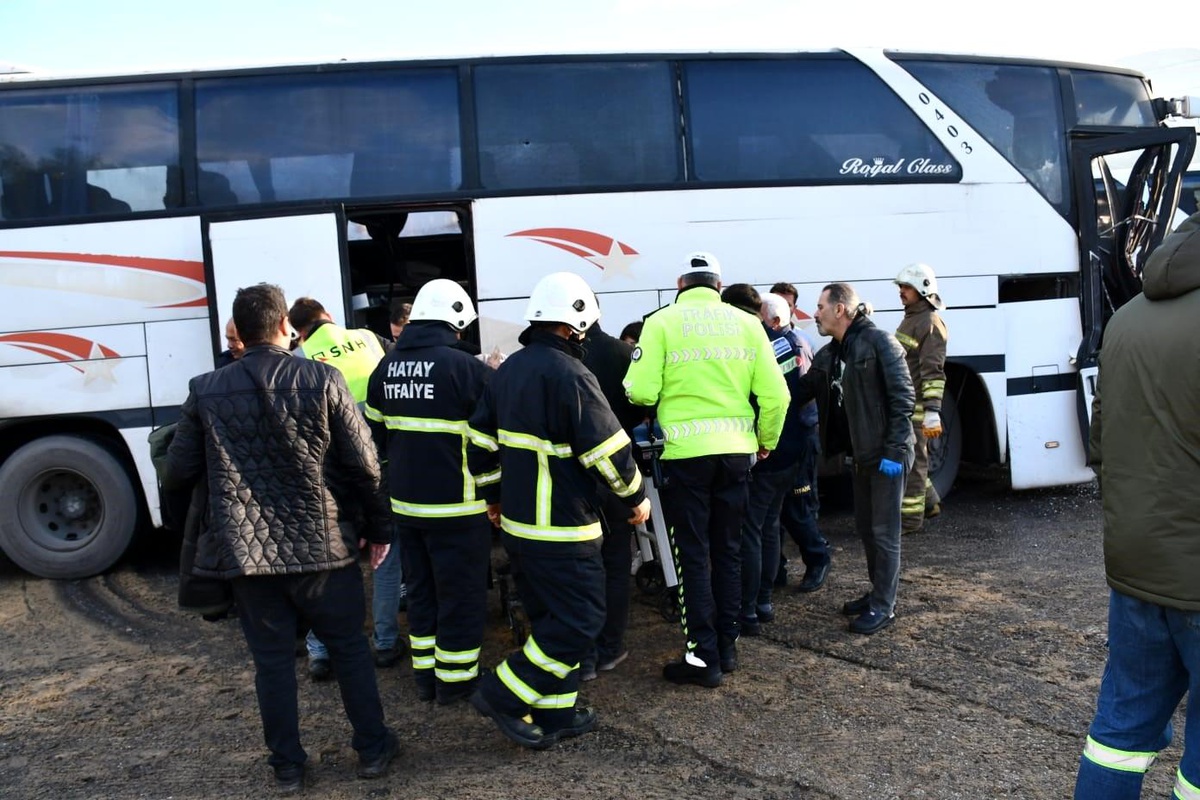 İskenderun\'da servis araçları çarpıştı: 11 yaralı