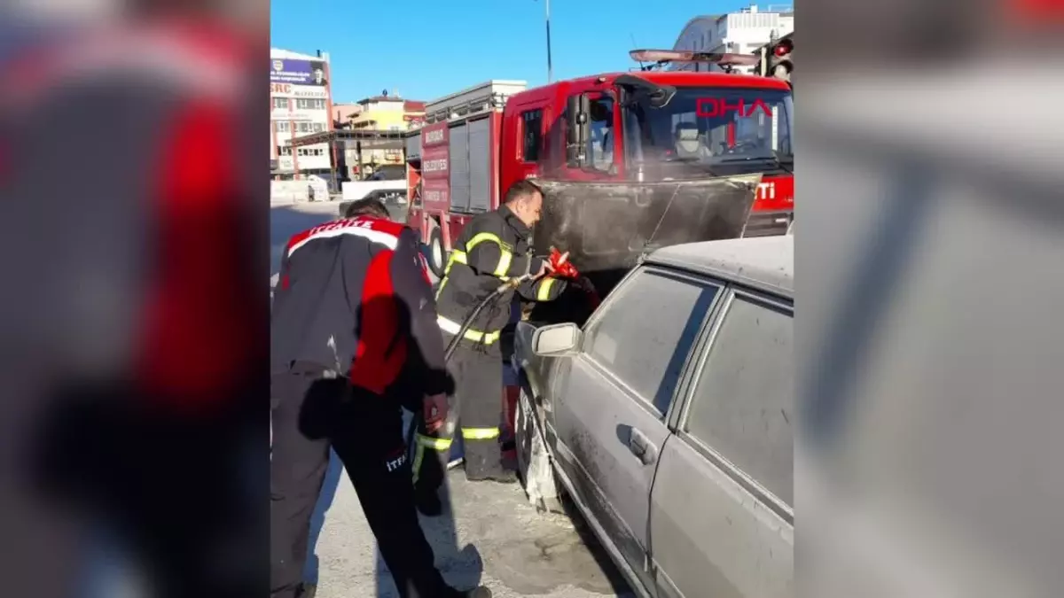 Kırmızı ışıkta bekleyen otomobil yangında kullanılamaz hale geldi