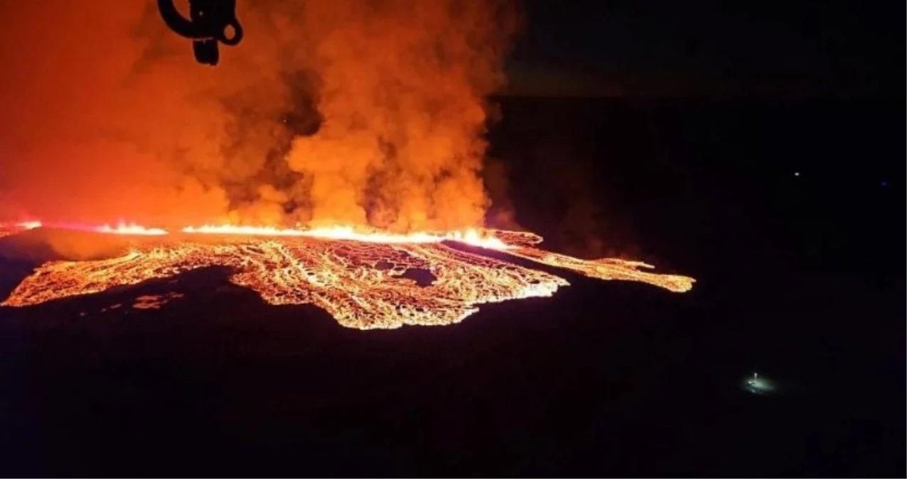 İzlanda\'da Patlayan Volkanın Lavları Grindavik\'e Ulaştı