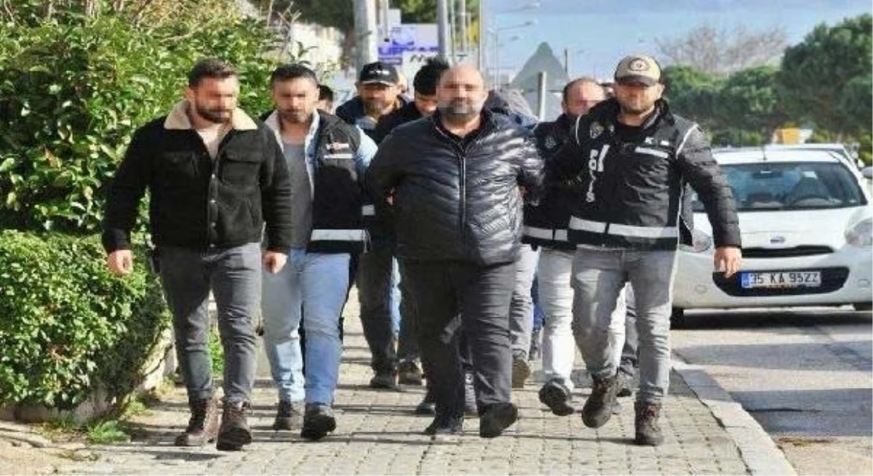 İzmir\'de düzenlenen operasyonda 4 gümrük memuru dahil 6 kişi tutuklandı