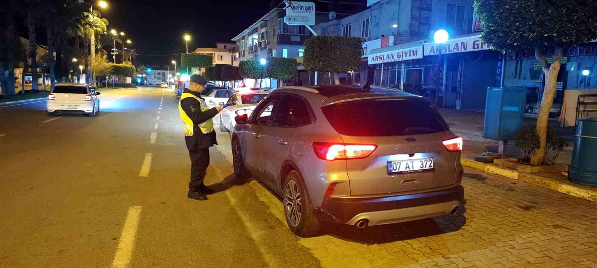 Alanya\'da yapılan trafik uygulamasında 36 araç ve sürücüsüne 93 bin 234 TL ceza kesildi
