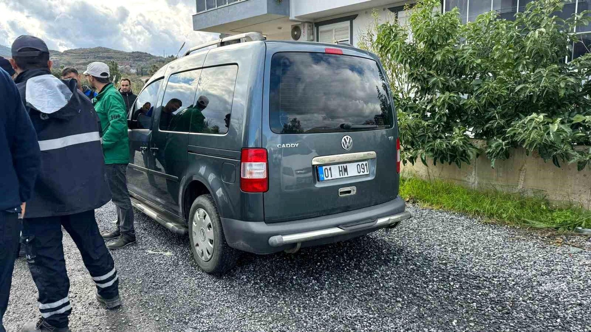 Antalya\'da kamyonet ile hafif ticari araç çarpıştı: 1 yaralı