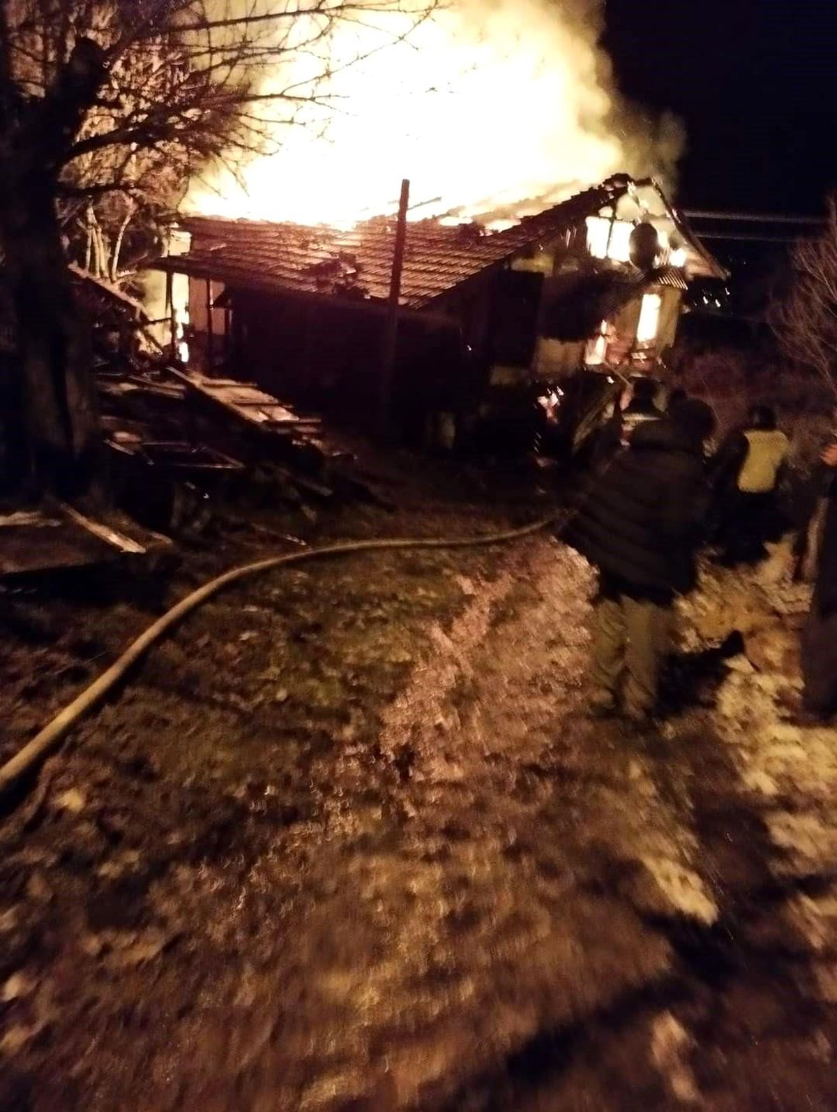 Kastamonu\'nun Araç ilçesinde çıkan yangında ahşap ev kullanılamaz hale geldi