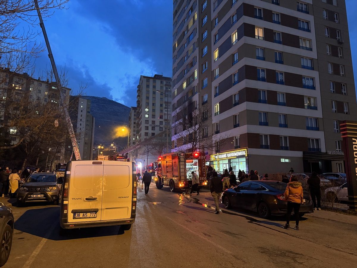 Kayseri\'de 14 Katlı Binada Çıkan Yangında 7 Kişi Dumandan Etkilendi