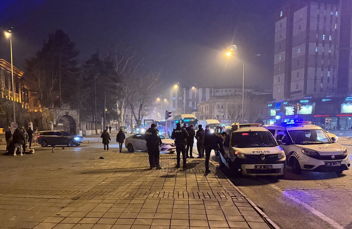 Kayseri\'de av tüfeğiyle ateş açan şüpheli, husumetlisini ve 15 yaşındaki çocuğu yaraladı
