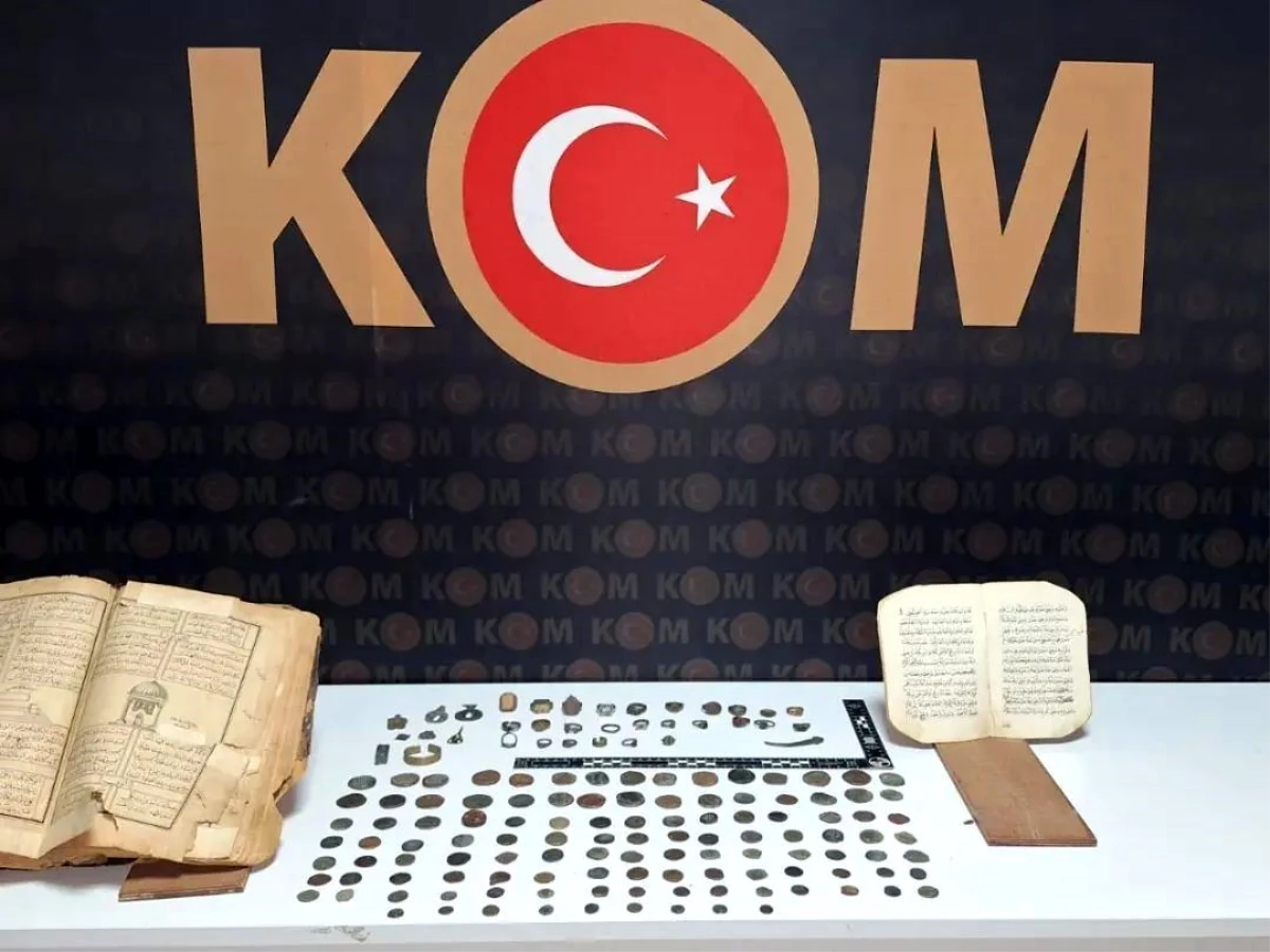 Kırklareli\'nde Tarih Eser Kaçakçılığı Operasyonu: 2 Arapça Kitap ve 130 Sikke Ele Geçirildi