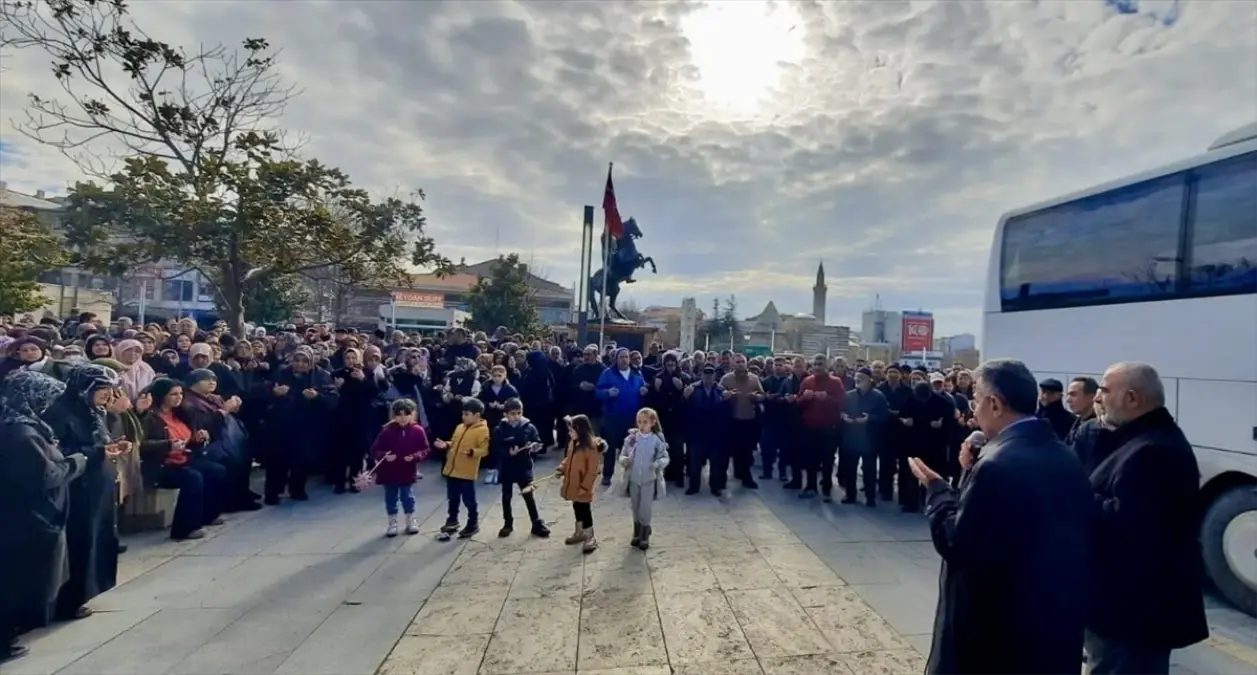 Kırşehir\'de 40 vatandaş Diyanet İşleri Başkanlığı organizasyonuyla umreye uğurlandı