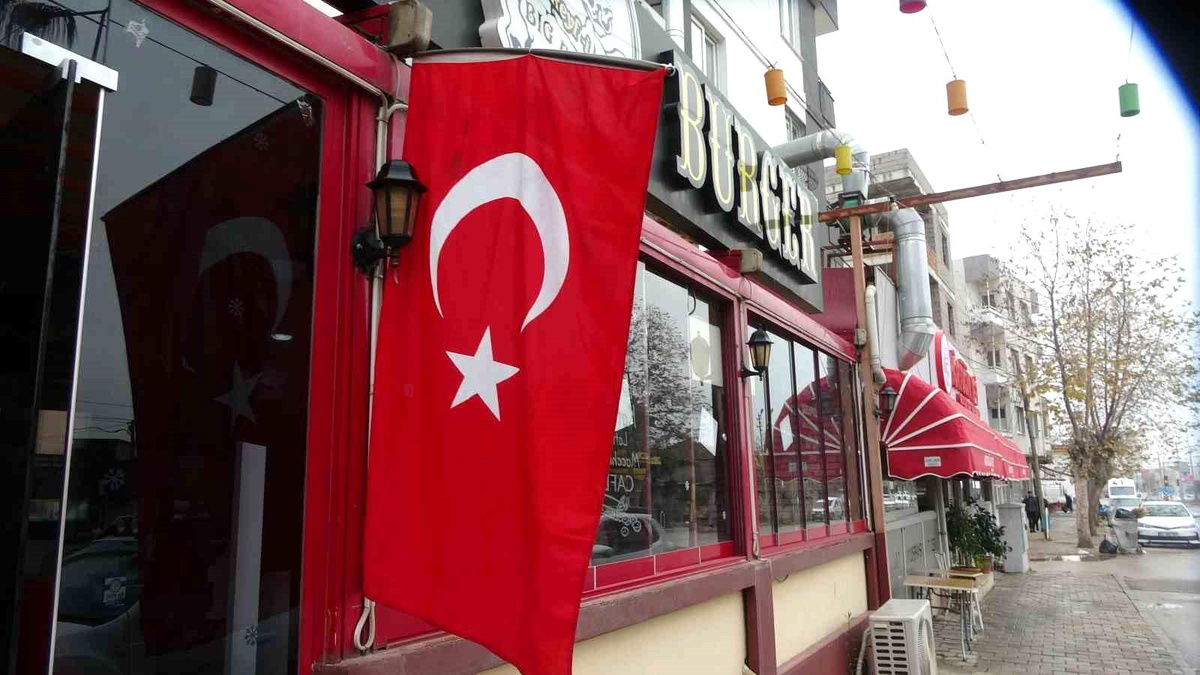 Kozanlı esnaflar, Pençe Kilit Harekatı\'nda şehit düşen Mehmetçikler için iş yerlerini bayraklarla donattı