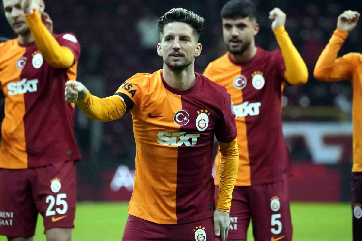 Dries Mertens, Kayserispor maçının ardından Galatasaray taraftarlarına 3\'lü çektirdi