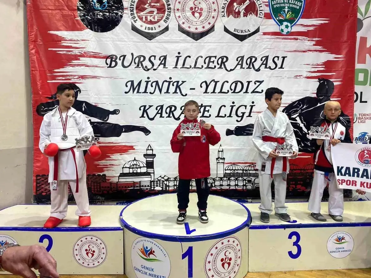 Manyas Belediye Karatecileri Yıldızlar Karate Ligi\'nde 7 Madalya İle Döndü