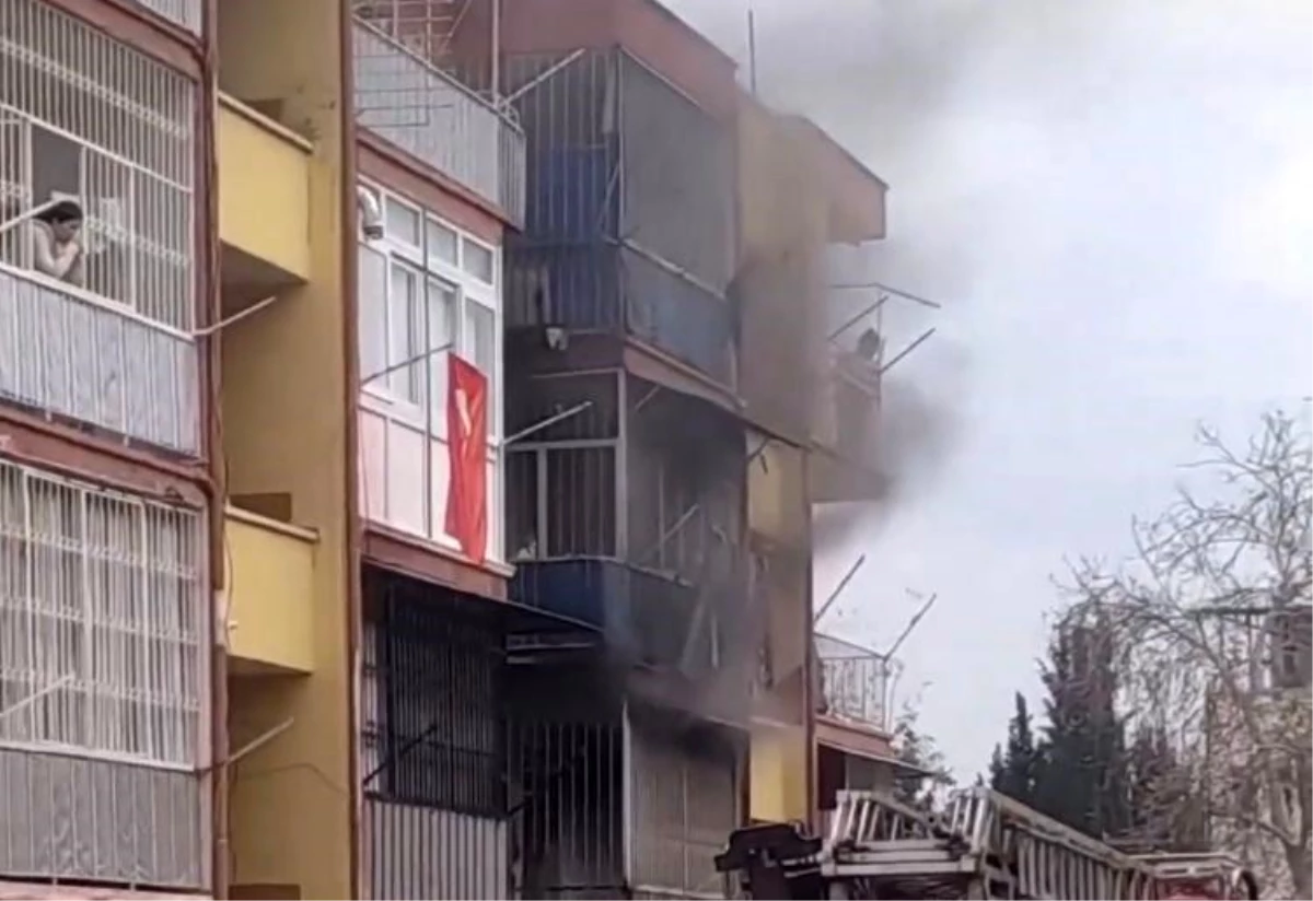 Mersin\'de bir binada çıkan yangın söndürüldü, 2 kişi dumandan etkilendi